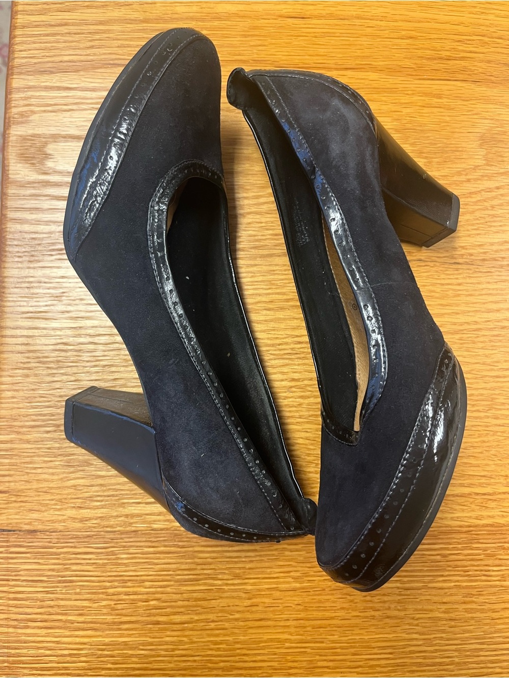 Clark’s Artisan Classic Black Suede Block Heel Pumps 8M brogue preppy
Twee